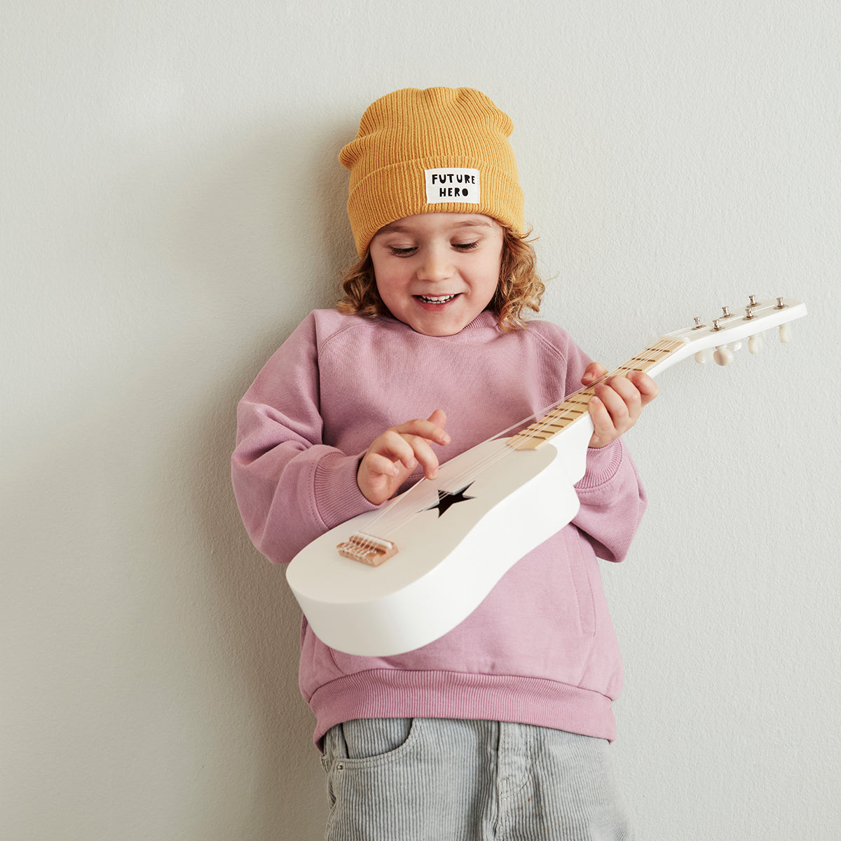 De Kid's Concept gitaar wit gaat jouw kindje heel erg blij maken. Alle kindjes houden van muziek maken en deze gitaar is net echt! De kindergitaar heeft een super leuk design. VanZus.