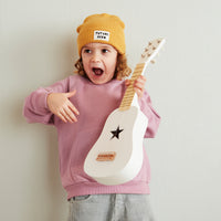 De Kid's Concept gitaar wit gaat jouw kindje heel erg blij maken. Alle kindjes houden van muziek maken en deze gitaar is net echt! De kindergitaar heeft een super leuk design. VanZus.