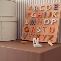 De Kid's Concept alfabet puzzel Engels is echt iets voor jouw kindje als hij of zij houdt van spelenderwijs leren. Deze leuke puzzel bestaat uit alle letters van het alfabet, van A tot Z. VanZus.