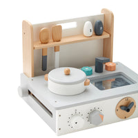Deze Kid's Concept mini keuken is ideaal wanneer je niet zoveel ruimte in huis hebt voor een grotere speelkeuken. Deze kleine variant van de speelgoedkeuken is namelijk heel compact, maar net zo leuk en zet je gemakkelijk op een tafel of bureautje. VanZus.