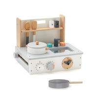 Deze Kid's Concept mini keuken is ideaal wanneer je niet zoveel ruimte in huis hebt voor een grotere speelkeuken. Deze kleine variant van de speelgoedkeuken is namelijk heel compact, maar net zo leuk en zet je gemakkelijk op een tafel of bureautje. VanZus.