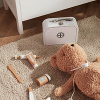 Met de Kid's Concept doktersset wit kan jouw kindje doktertje, zustertje of ziekenhuisje spelen. In deze leuke dokterskoffer zitten 7 accessoires waarmee jouw kindje een patiënt kan verzorgen. De dokterskoffer maakt het bezoek aan een arts ook misschien wat minder spannend! VanZus.