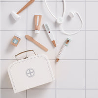Met de Kid's Concept doktersset wit kan jouw kindje doktertje, zustertje of ziekenhuisje spelen. In deze leuke dokterskoffer zitten 7 accessoires waarmee jouw kindje een patiënt kan verzorgen. De dokterskoffer maakt het bezoek aan een arts ook misschien wat minder spannend! VanZus.