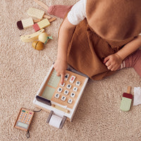 Met de Kid’s Concept kassa kan jouw kleintje urenlang winkeltje spelen! Kinderen zijn dol op rollenspellen en met deze speelgoedkassa wordt het winkeltje spelen wel héél echt. De speelkassa is van hout. VanZus.