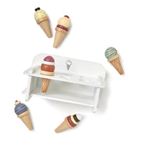 De set van Kid's Concept ijsjes met houder is het perfecte speelgoed voor alle kindjes die dol zijn op ijsjes. Met deze leuke set kunnen ze helemaal zelf aan de slag met het maken van de lekkerste ijsjes. VanZus.