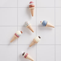 De set van Kid's Concept ijsjes met houder is het perfecte speelgoed voor alle kindjes die dol zijn op ijsjes. Met deze leuke set kunnen ze helemaal zelf aan de slag met het maken van de lekkerste ijsjes. VanZus.