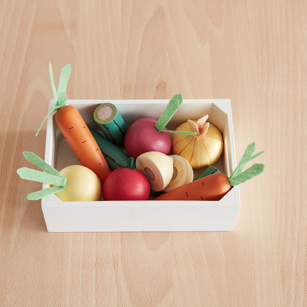 De Kid's Concept groentebox is onmisbaar in elk speelkeukentje. Is jouw kindje dol op rollenspellen en staat hij of zij uren in de speelkeuken te kokerellen? Dan is deze leuke groentebox een super leuke toevoeging. VanZus.