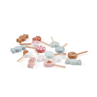 De Kid's Concept speelset snoepjes zorgt voor uren speelplezier. Want waar zijn kinderen gek op? Rollenspellen en snoepjes! Met deze leuke speelset komen beide samen. VanZus.