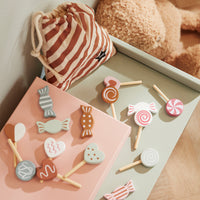 De Kid's Concept speelset snoepjes zorgt voor uren speelplezier. Want waar zijn kinderen gek op? Rollenspellen en snoepjes! Met deze leuke speelset komen beide samen. VanZus.