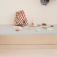 De Kid's Concept speelset snoepjes zorgt voor uren speelplezier. Want waar zijn kinderen gek op? Rollenspellen en snoepjes! Met deze leuke speelset komen beide samen. VanZus.
