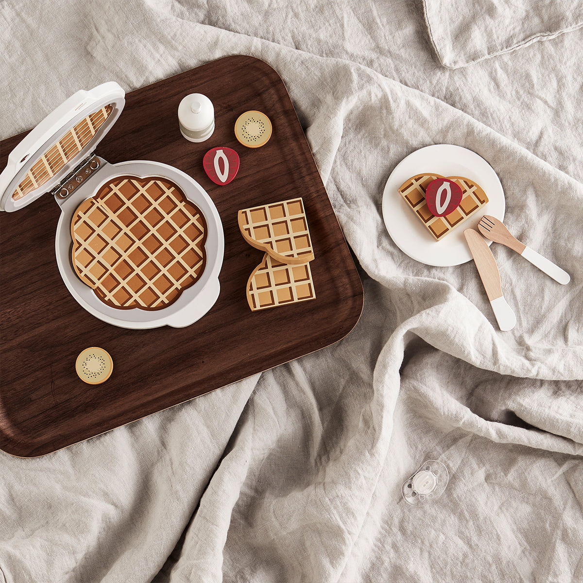 Met het Kid’s Concept wafelijzer kan jouw kindje heerlijke wafels maken! Het houten wafelijzer wordt geleverd met allemaal toppings zodat je de wafels nog lekkerder kunt maken. Vul de keukenspullen voor het speelkeukentje zo mooi aan! VanZus.