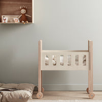 Het Kid's Concept poppenbed met beddengoed nature is het perfecte speelgoed voor alle kindjes die dol zijn op vadertje en moedertje spelen. Lekker slapen lieve pop in deze mooie poppenwieg! VanZus.
