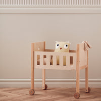 Het Kid's Concept poppenbed met beddengoed nature is het perfecte speelgoed voor alle kindjes die dol zijn op vadertje en moedertje spelen. Lekker slapen lieve pop in deze mooie poppenwieg! VanZus.