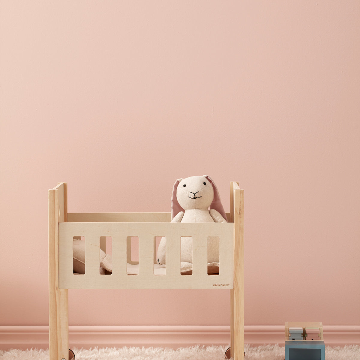 Het Kid's Concept poppenbed met beddengoed nature is het perfecte speelgoed voor alle kindjes die dol zijn op vadertje en moedertje spelen. Lekker slapen lieve pop in deze mooie poppenwieg! VanZus.