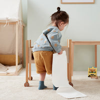 Het Kid's Concept poppenbed met beddengoed nature is het perfecte speelgoed voor alle kindjes die dol zijn op vadertje en moedertje spelen. Lekker slapen lieve pop in deze mooie poppenwieg! VanZus.