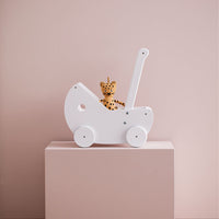 De Kid's Concept poppenwagen wit is perfect voor alle kinderen die dol zijn op vadertje en moedertje spelen. Met dit leuke wagentje kan jouw kindje heerlijk een rondje wandelen met de pop. VanZus.