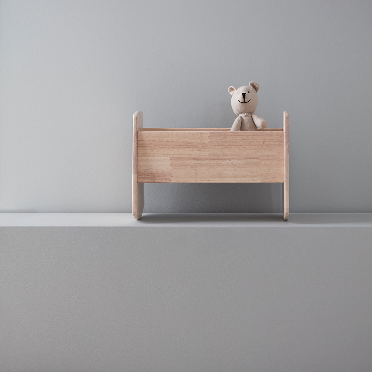 De Kid's Concept poppenwieg is een onmisbaar item voor op de slaapkamer van elke poppen papa of mama. Dit poppenbedje heeft dankzij het gebruikte hout een rustige en moderne uitstraling. VanZus.