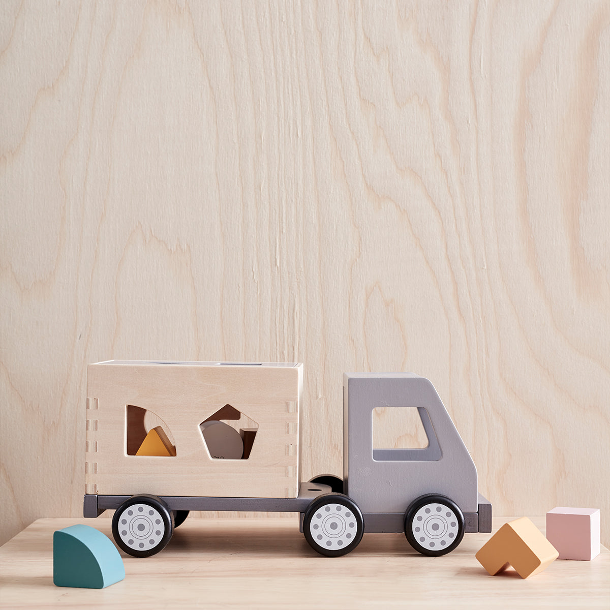De Kid's Concept sorteertruck is een speelgoed vrachtwagen en vormenstoof in één. Deze leuke combi zorgt voor uren speelplezier bij jouw kleintje! Een vormenstoof is daarnaast ook leerzaam en de houten speelgoedauto ziet er heel stoer uit! VanZus.