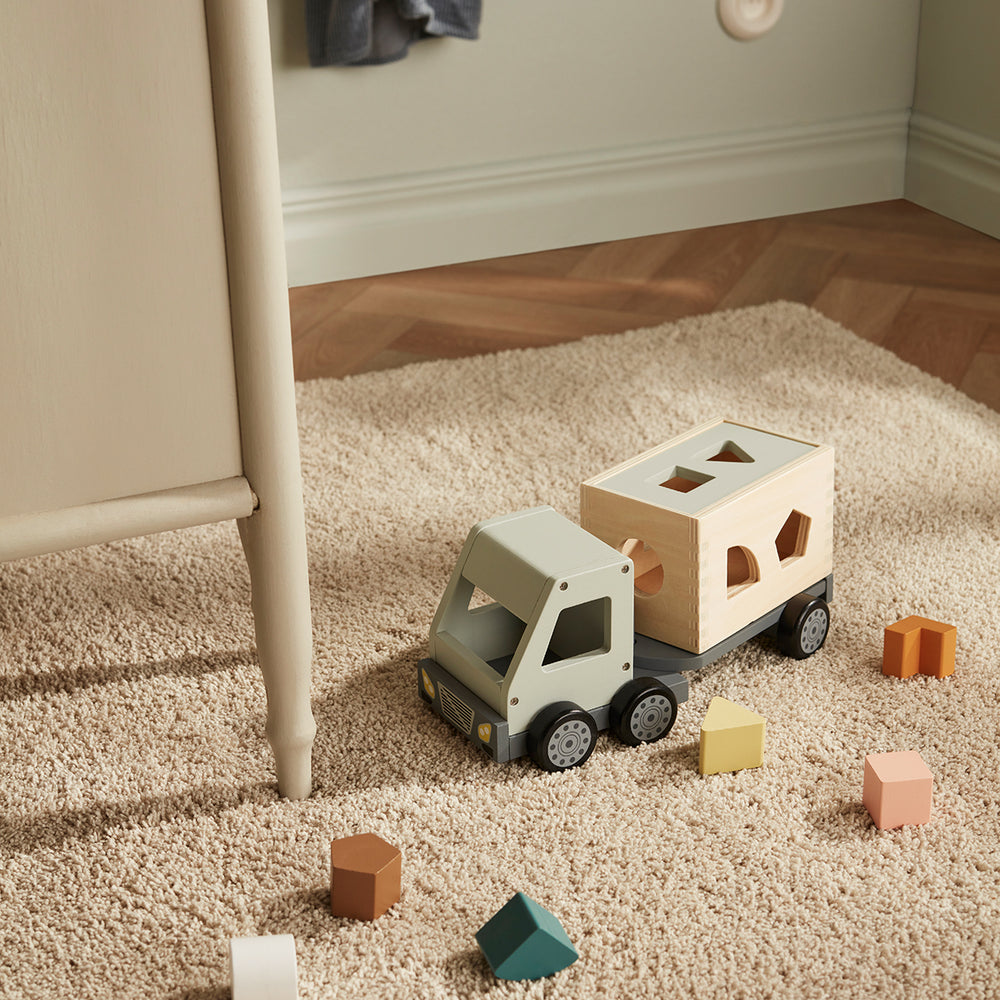 De Kid's Concept sorteertruck is een speelgoed vrachtwagen en vormenstoof in één. Deze leuke combi zorgt voor uren speelplezier bij jouw kleintje! Een vormenstoof is daarnaast ook leerzaam en de houten speelgoedauto ziet er heel stoer uit! VanZus.