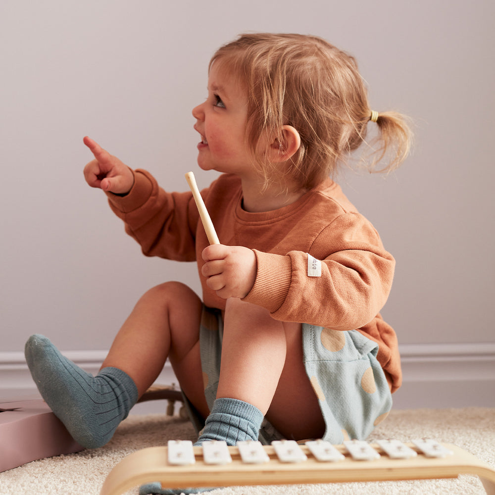 De Kid's Concept xylofoon wit is het perfecte cadeau voor alle kindjes die het leuk vinden om muziek te maken. En welk kindje vindt dat nou niet? Deze xylofoon heeft een mooi, modern design. We hebben meer mooie, houten muziekinstrumenten in ons assortiment. VanZus.