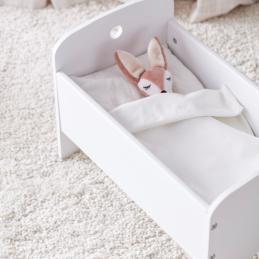 Het Kid's Concept poppenbedje met beddengoed wit is het perfecte speelgoed voor alle kindjes die dol zijn op vadertje en moedertje spelen. Lekker slapen lieve pop in dit mooie poppenbed of poppenwieg! VanZus.