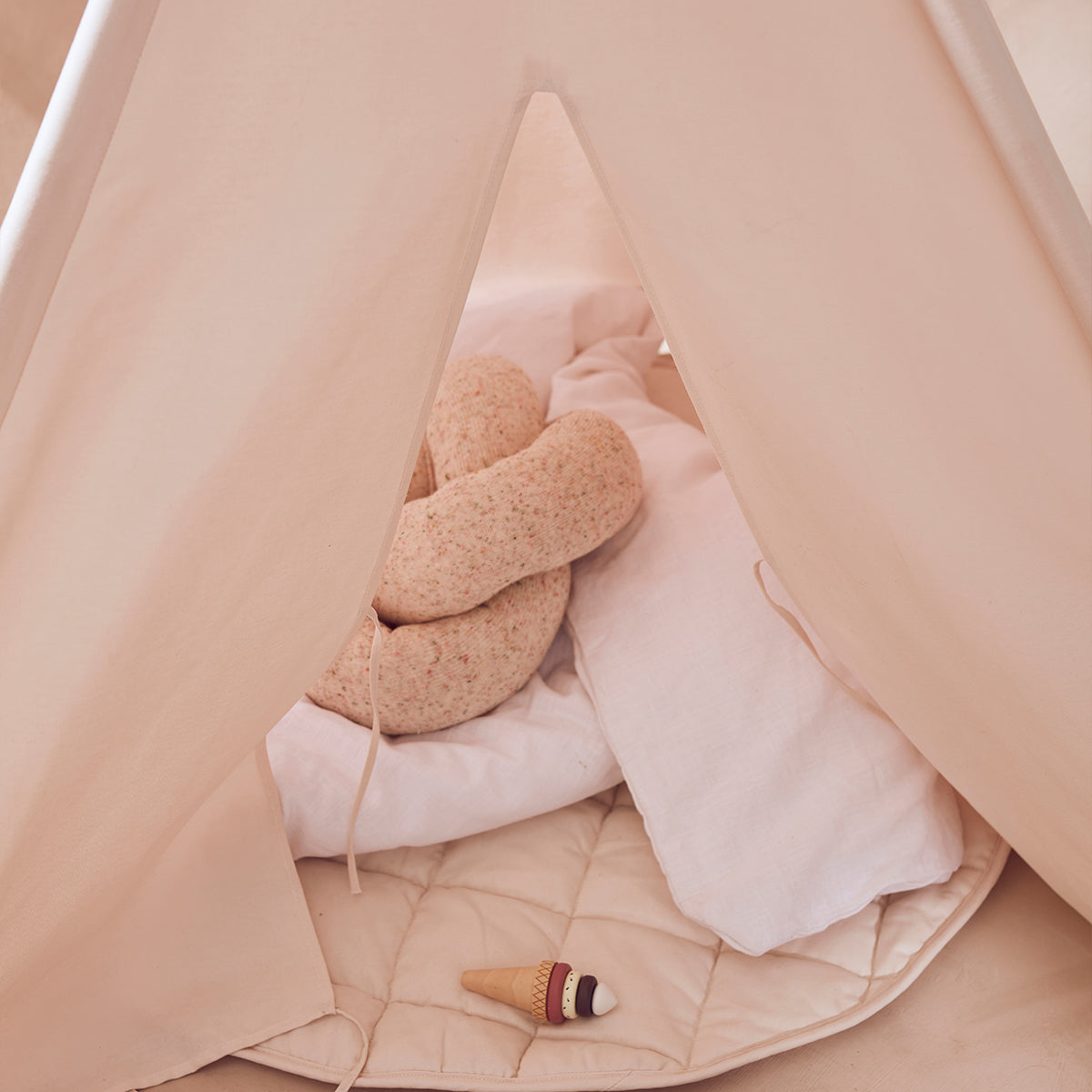 De Kid's Concept tipi tent gebroken wit is het perfecte plekje voor jouw kindje om lekker in te spelen of in te relaxen. Gebruik de tipi als huisje, speeltent of neem dekens, kussens en een boek mee en ga lekker lezen. VanZus.