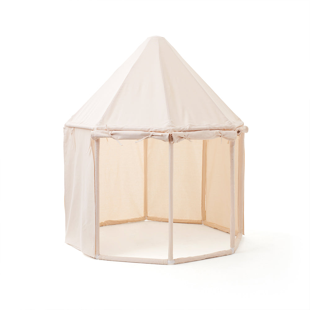 In de Kid's Concept paviljoen speeltent gebroken wit is het heerlijk spelen! Rol de zijkanten van de paviljoen speeltent omhoog en nodig als je vriendjes en knuffels uit om langs te komen. VanZus.