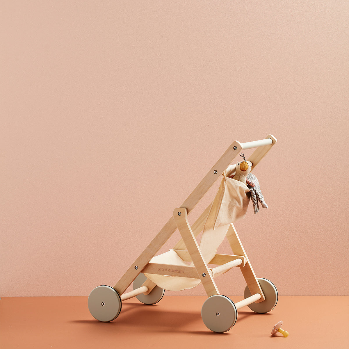 Met de Kid’s Concept poppenbuggy kan jouw kindje samen met pop of knuffel op avontuur! In deze leuke poppenwagen kan jouw kindje een favoriet vriendje doen en samen lekker wandelen. De poppenbuggy is gemaakt van hout. VanZus.