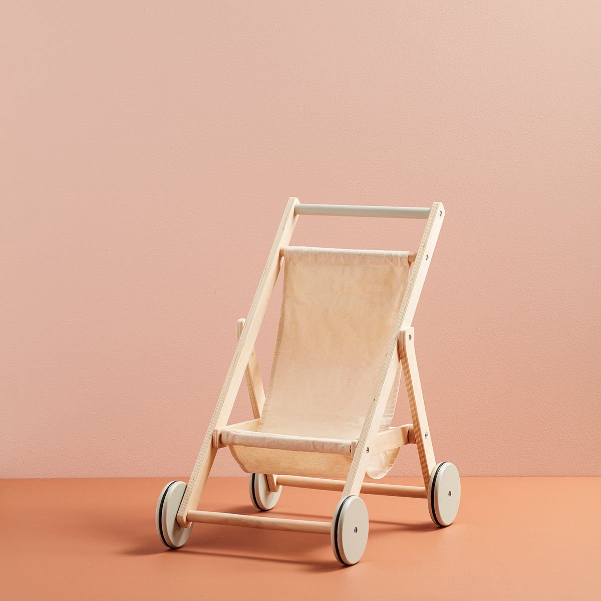 Met de Kid’s Concept poppenbuggy kan jouw kindje samen met pop of knuffel op avontuur! In deze leuke poppenwagen kan jouw kindje een favoriet vriendje doen en samen lekker wandelen. De poppenbuggy is gemaakt van hout. VanZus.