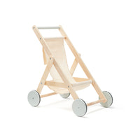 Met de Kid’s Concept poppenbuggy kan jouw kindje samen met pop of knuffel op avontuur! In deze leuke poppenwagen kan jouw kindje een favoriet vriendje doen en samen lekker wandelen. De poppenbuggy is gemaakt van hout. VanZus.
