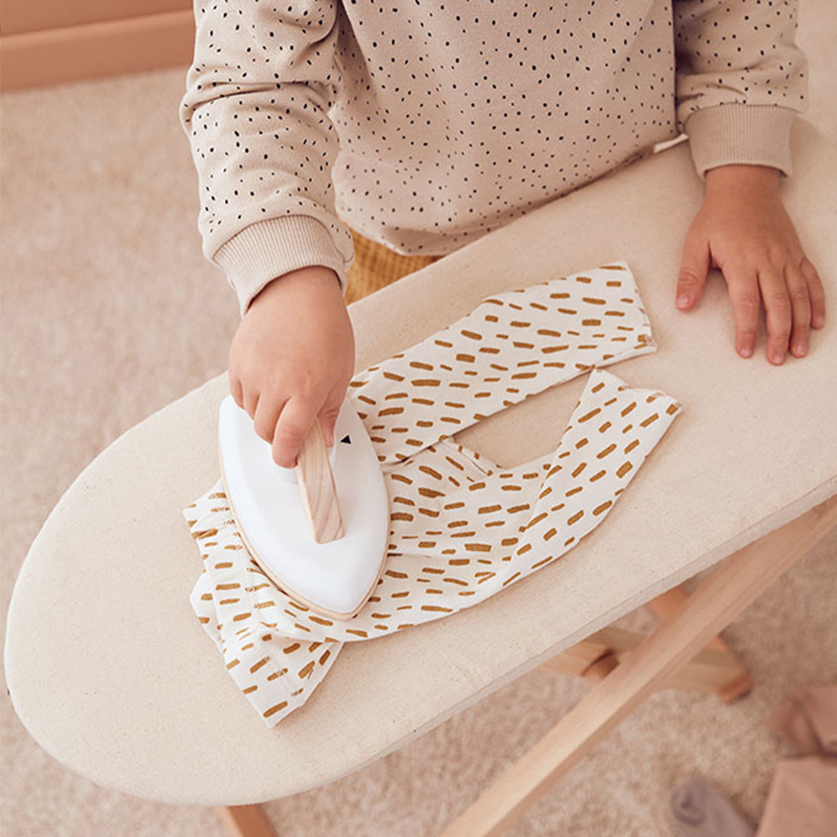 Met de Kid's Concept strijkplank met strijkijzer kan jouw kindje net als papa of mama lekker strijken. Deze prachtige set met rustige kleuren staat perfect in elke (speel)kamer. VanZus.