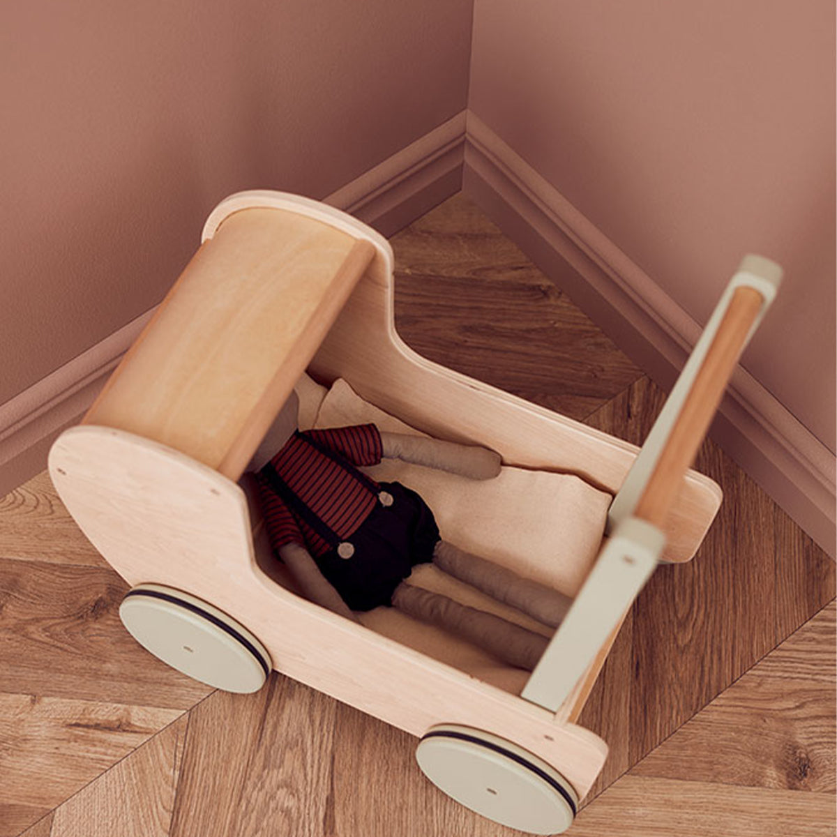De Kid's Concept poppenwagen naturel is perfect voor alle kinderen die dol zijn op vadertje en moedertje spelen. Met dit leuke wagentje wat ook als loopwagen kan dienen kan jouw kindje heerlijk een rondje wandelen met de pop. VanZus.