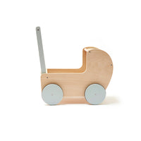 De Kid's Concept poppenwagen naturel is perfect voor alle kinderen die dol zijn op vadertje en moedertje spelen. Met dit leuke wagentje wat ook als loopwagen kan dienen kan jouw kindje heerlijk een rondje wandelen met de pop. VanZus.