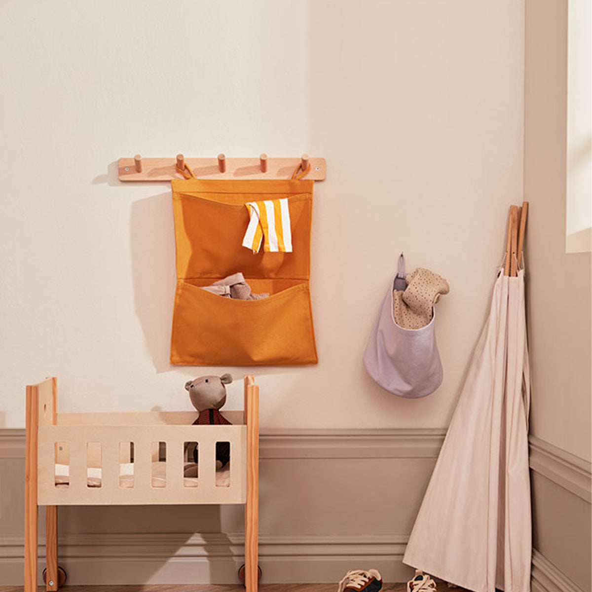 De Kid's Concept houten kapstok is het perfecte accessoire voor elke kinderkamer. Want bestaat er zoiets als te veel opbergruimte in een kinderkamer? Met deze kapstok blijft de kamer van je kindje mooi netjes. VanZus.