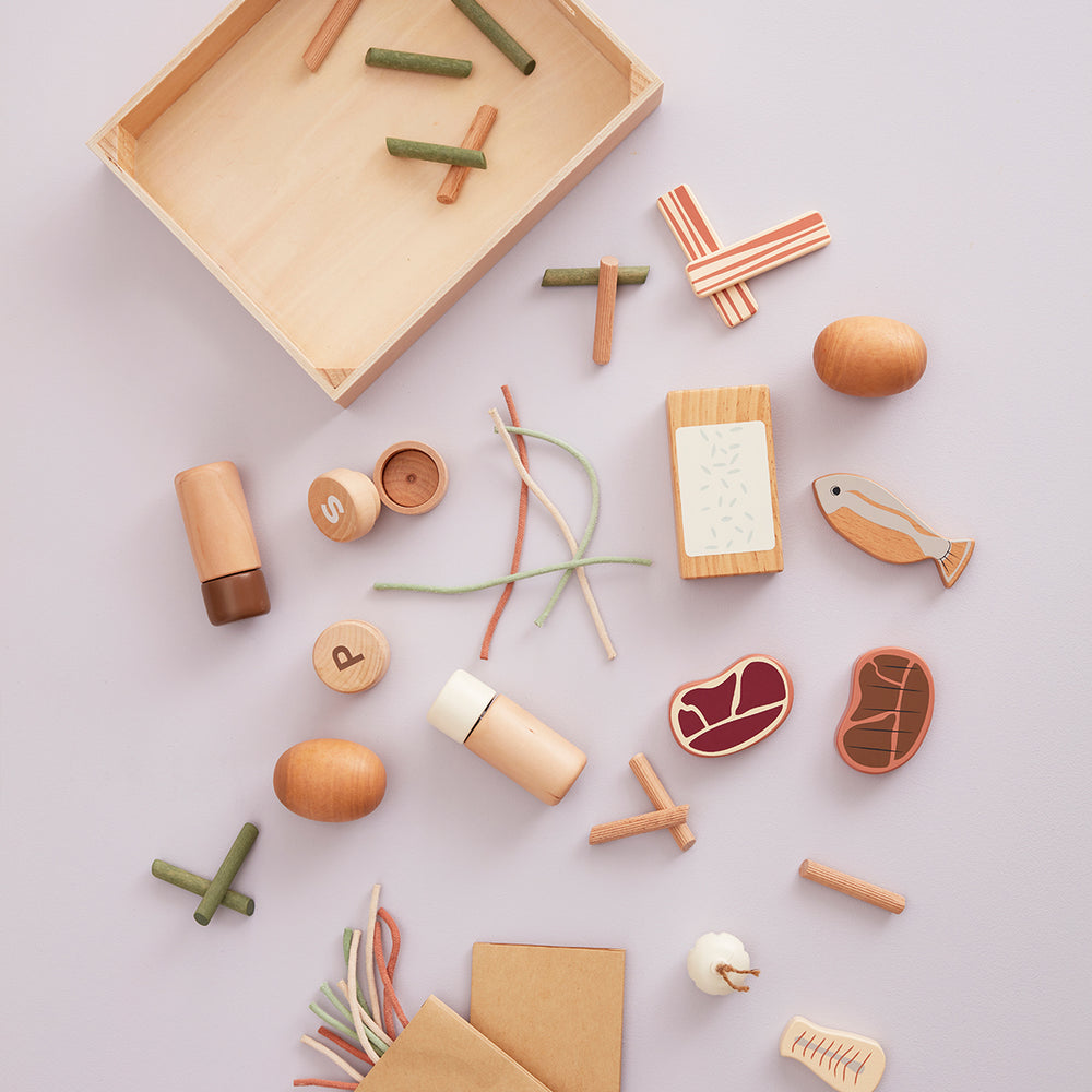 De Kid's Concept houten speelset eten is het perfecte speelgoed voor jouw kindje om restaurantje of winkeltje te spelen of om lekker mee te koken in een speelgoedkeukentje. VanZus.