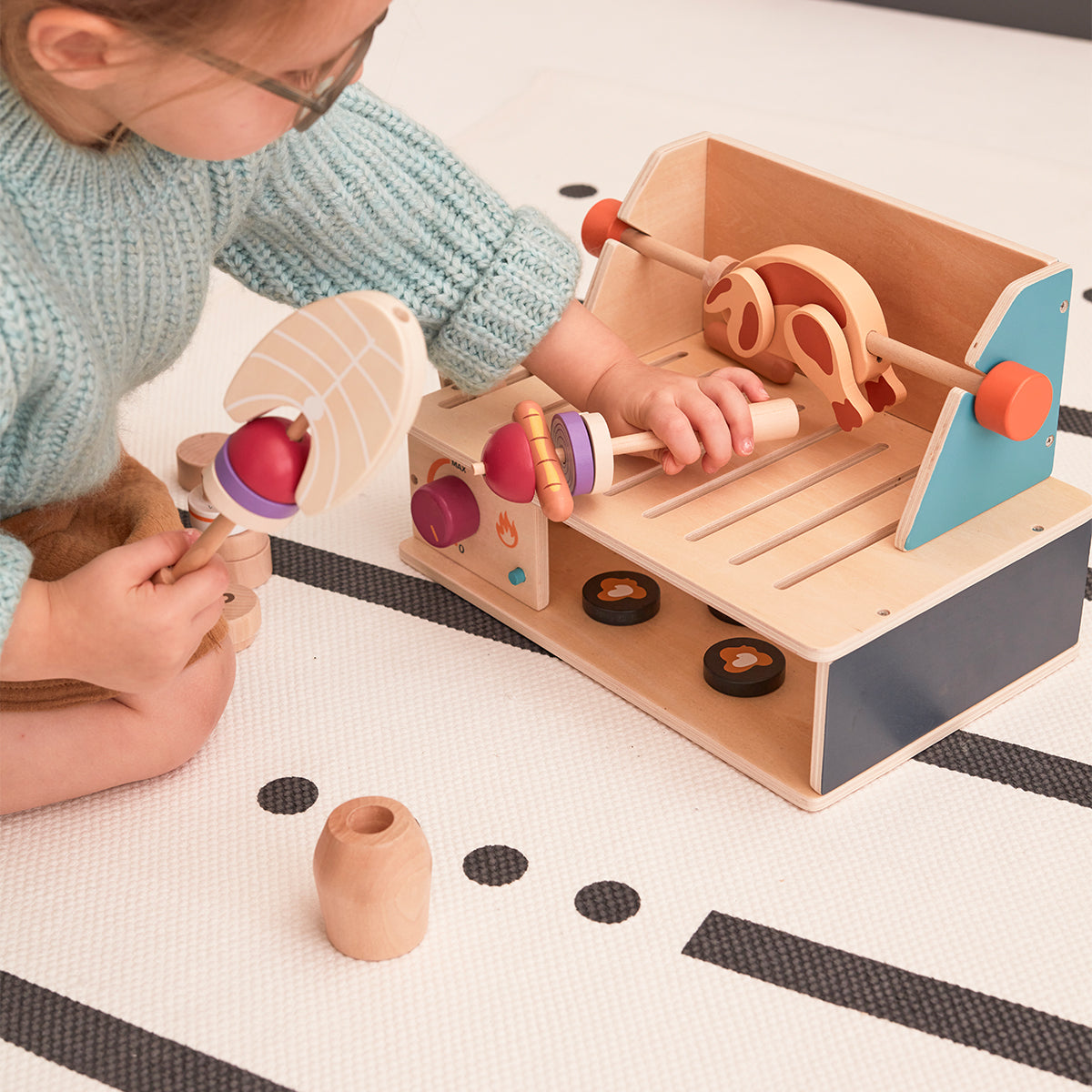 De Kid’s Concept houten grill set is een super leuke speelset voor kinderen die dol zijn op barbecueën. Lekker net als papa of mama grillen, maar dan nep en helemaal veilig natuurlijk. Wat maak jij voor lekkers met deze bbq? VanZus.