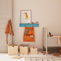 De Kid's Concept houten kapstok met plankje blauw is het perfecte accessoire voor op een kinderkamer. Deze leuke kapstok is namelijk een kapstok en wandplank in één. VanZus.