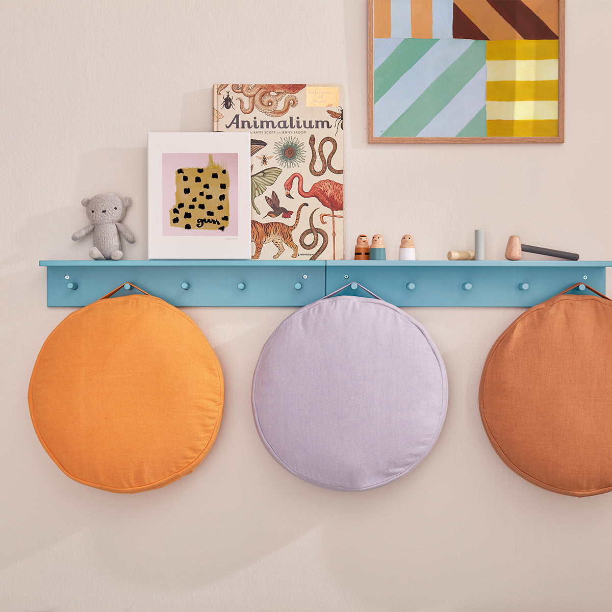 De Kid's Concept houten kapstok met plankje blauw is het perfecte accessoire voor op een kinderkamer. Deze leuke kapstok is namelijk een kapstok en wandplank in één. VanZus.
