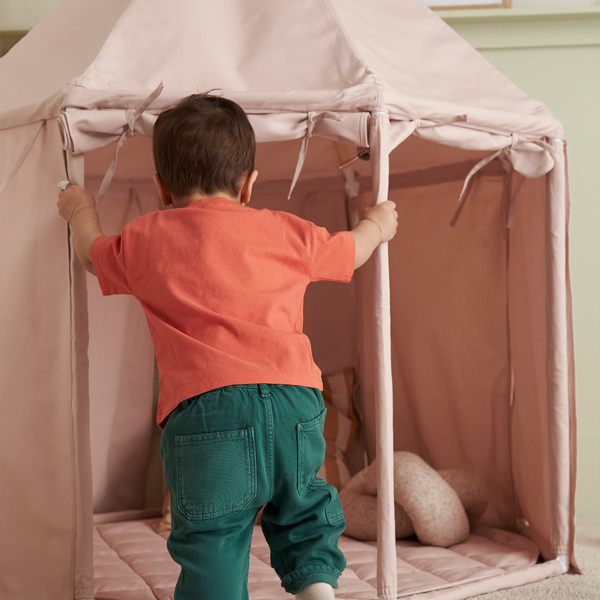 In de Kid's Concept paviljoen speeltent lichtroze is het heerlijk spelen! Rol de zijkanten van de paviljoen speeltent omhoog en nodig als je vriendjes en knuffels uit om langs te komen. VanZus.