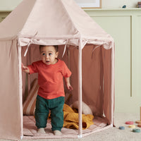 In de Kid's Concept paviljoen speeltent lichtroze is het heerlijk spelen! Rol de zijkanten van de paviljoen speeltent omhoog en nodig als je vriendjes en knuffels uit om langs te komen. VanZus.