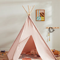 De Kid's Concept tipi tent lichtroze is het perfecte plekje voor jouw kindje om lekker in te spelen of in te relaxen. Gebruik de tipi als wigwam, speeltent, huisje of neem dekens, kussens en een boek mee en ga lekker lezen. VanZus.