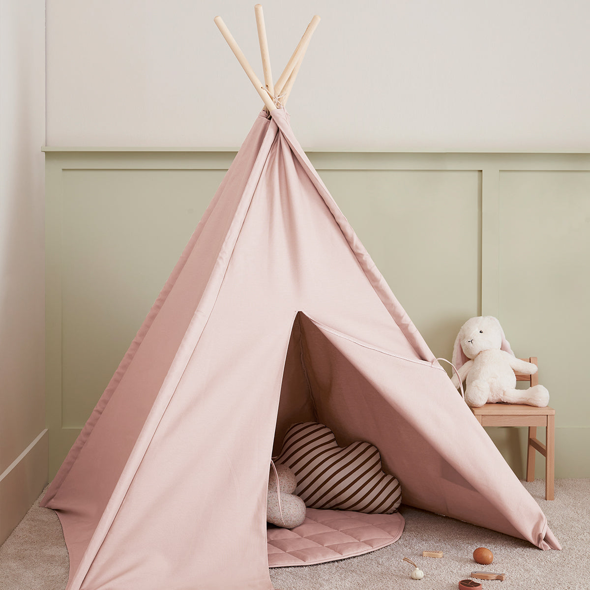 De Kid's Concept tipi tent lichtroze is het perfecte plekje voor jouw kindje om lekker in te spelen of in te relaxen. Gebruik de tipi als wigwam, speeltent, huisje of neem dekens, kussens en een boek mee en ga lekker lezen. VanZus.