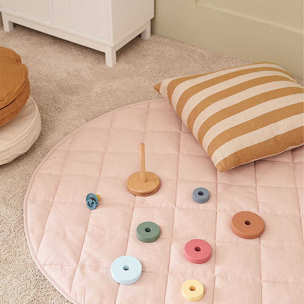 Met het Kid's Concept speelkleed rond lichtroze kan jouw kindje lekker op de grond spelen. Het speelkleed is heerlijk zacht en lekker warm. Je kindje zit er lekker comfortabel bij! VanZus.