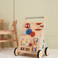 De Kid's Concept activiteiten loopwagen edvin is perfect voor wanneer jouw kleintje de eerste stapjes zet. Ook in de maanden daarvoor en daarna zorgt de loopwagen voor uren speelplezier. VanZus.