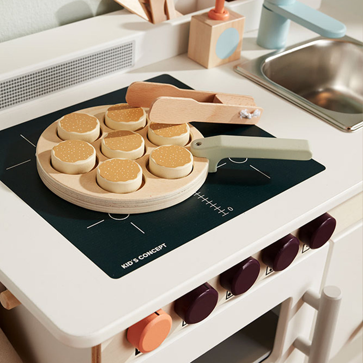 Met de Kid’s Concept Zweedse pannenkoekenset zet jouw kindje een heerlijke maaltijd op tafel. In Zweden heten deze lekkere pannenkoekjes ‘Plättar’ en bij deze speelset zit alles wat je nodig hebt om dit te maken. Leuk als extra uitbreiding voor de speelkeuken! VanZus.