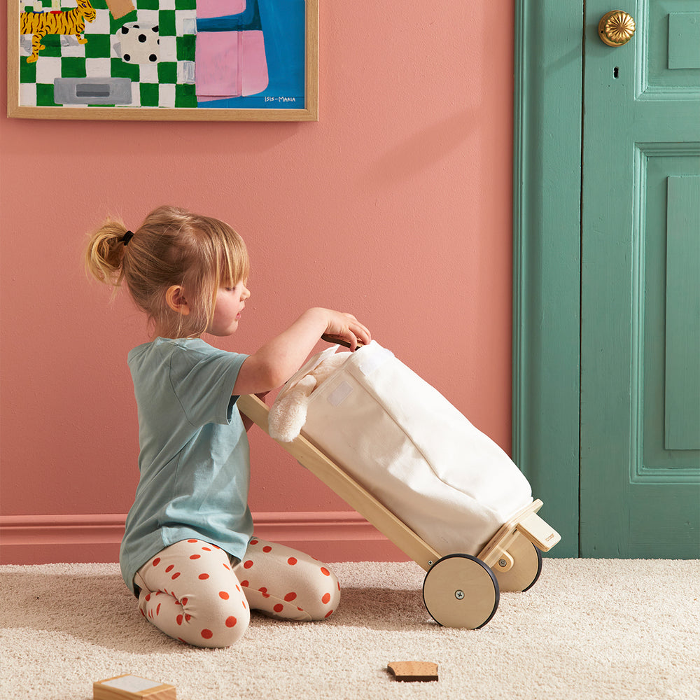 Hoe leuk is deze Kid's Concept boodschappentrolley? Perfect voor een rollenspel waarbij je kindje boodschappen gaat doen. Dankzij deze handige trolley hoeft je kindje niet meer zware boodschappentassen te tillen. VanZus.