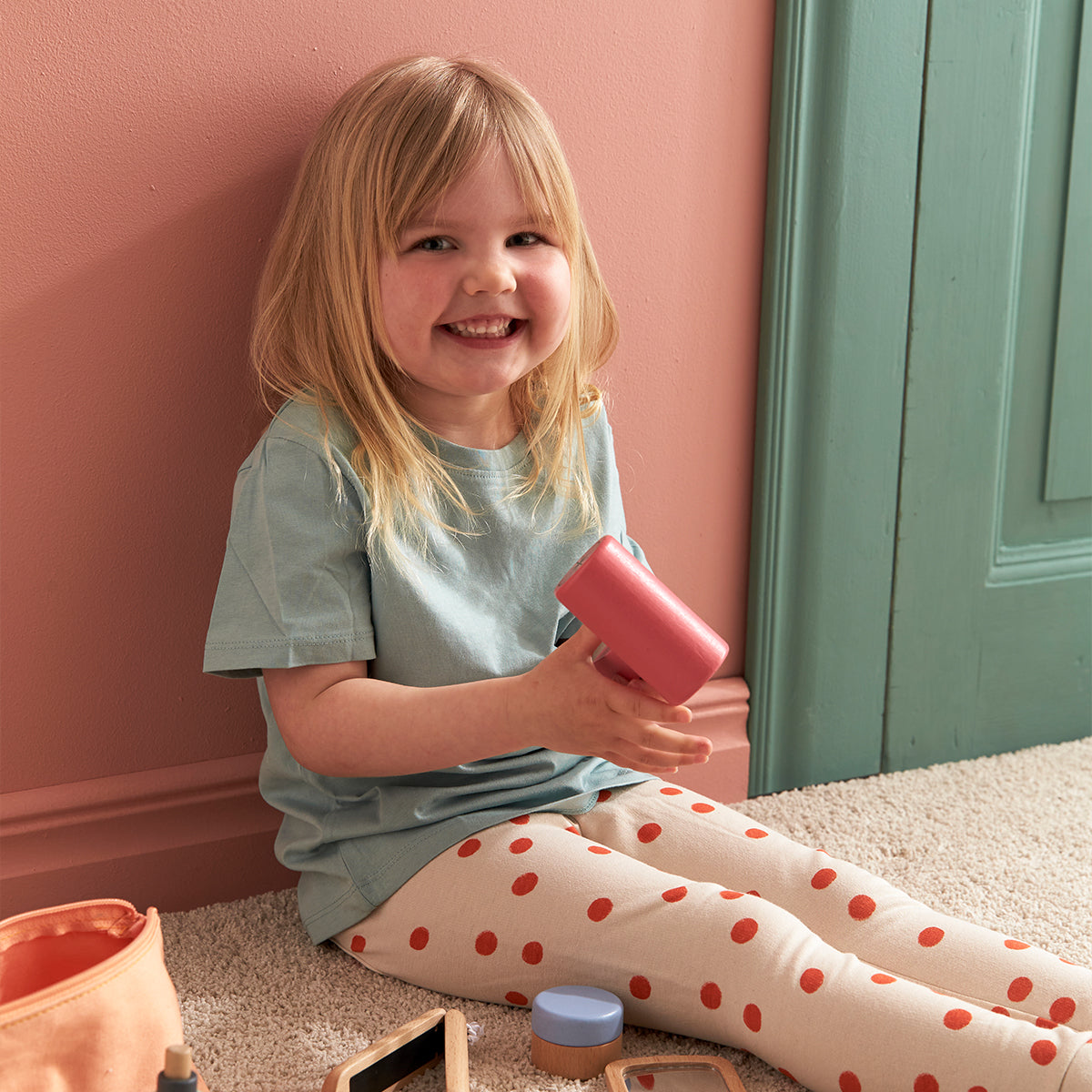Met de Kid’s Concept kappersset kan jouw kindje net als mama of papa lekker de haartjes stylen. Deze leuke set bestaat uit een toilettasje vol met houten apparaten en accessoires voor je haar. VanZus.