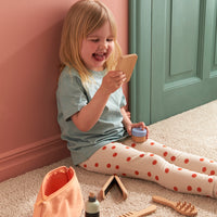 Met de Kid’s Concept kappersset kan jouw kindje net als mama of papa lekker de haartjes stylen. Deze leuke set bestaat uit een toilettasje vol met houten apparaten en accessoires voor je haar. VanZus.
