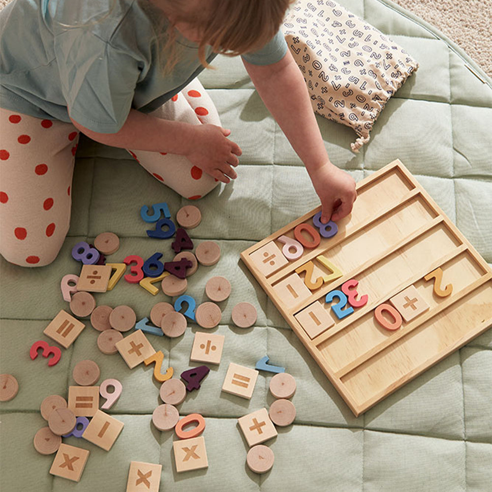 Met het Kid’s Concept reken- en getallenbord wordt rekenen een eitje voor jouw kindje! Dankzij de vele cijfers en symbolen in deze set zijn er eindeloos veel manieren om te leren tellen en te spelen met cijfers. VanZus.