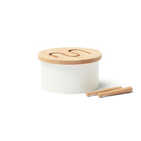 De Kid's Concept trommel wit zorgt voor uren speelplezier. Welk kindje houdt er nou niet van lekker muziek maken? De trommel is gemaakt van hout en wordt geleverd met twee trommelstokjes.  VanZus.